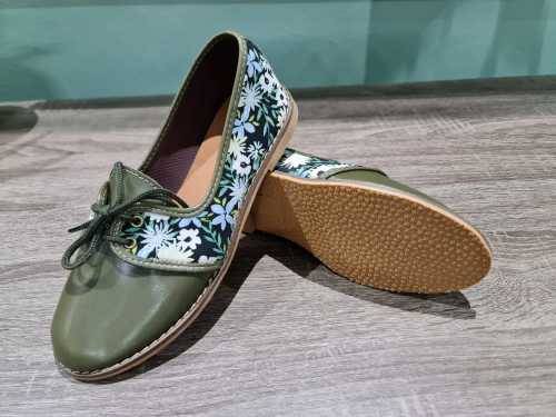 Ladies Fashion shoes. size  5 available