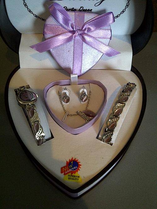 **BRAND NEW** LADIES WATCH GIFT SET (LILAC) - MOTHERS DAY GIFT