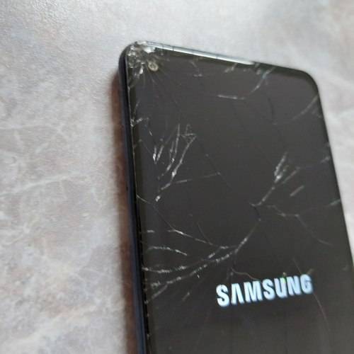 Samsung Galaxy A21s wih Cracked up screen