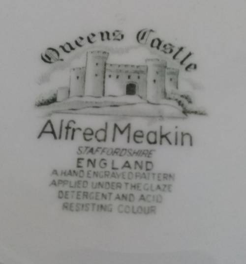 Vintage ALFRED MEAKIN Queens Castle  Set of four plates (DInner, Fish and Side Plates)