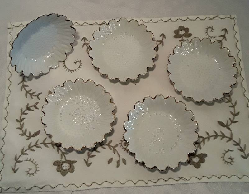 Five Small Daisy with gold trim serving or snack bowls.