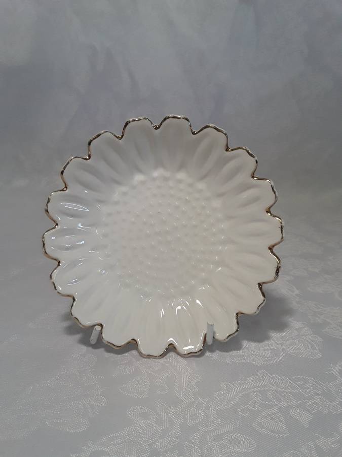 Five Small Daisy with gold trim serving or snack bowls.