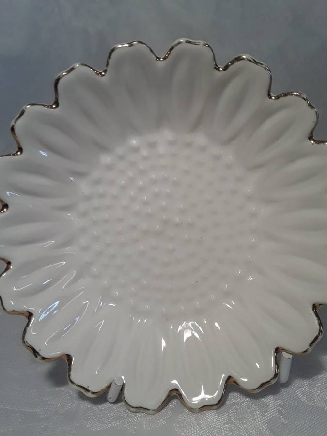 Five Small Daisy with gold trim serving or snack bowls.