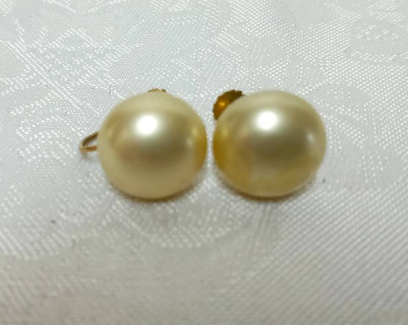 Antique 9ct Gold and Pearl screw on earrings