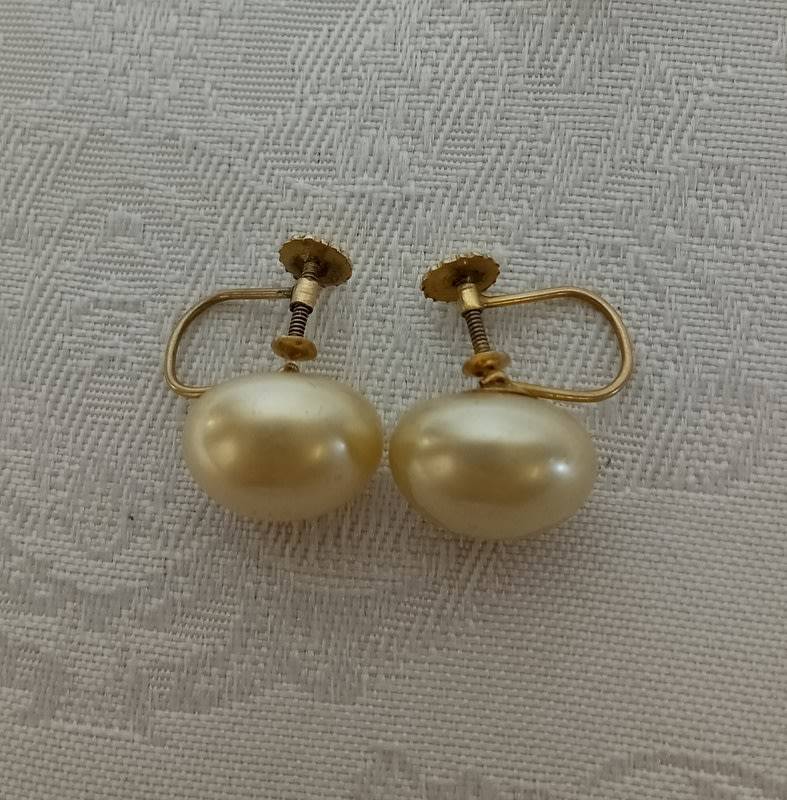 Antique 9ct Gold and Pearl screw on earrings