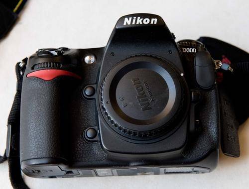 *** NIKON D300 **** Body only