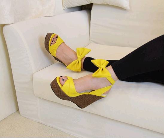 !! NEW !! Yellow Wedges with Bow ( Size 2.5 - 6 )