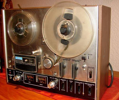 Vintage Akai 4000 DS Reel to reel tape deck with 2 reels