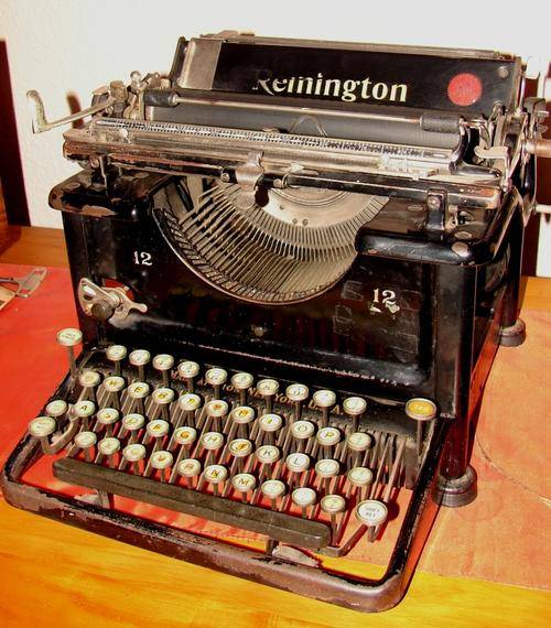 Remmington Rand Antique no 12 Typewriter-Serial no Z183466-with lint in working order and cover
