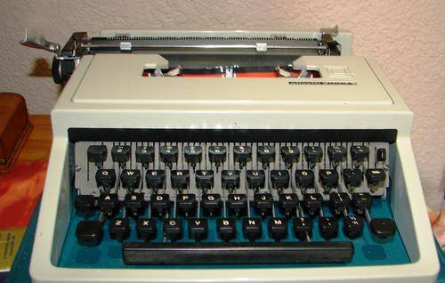 Vintage Olivetti Dora Typewriter in carry case-Good working order with ribbon and extra new ribbon