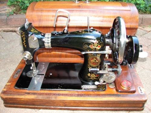 Vintage 1930's Vesta hand crank sewing machine -serial no 1518419-good condition in working order