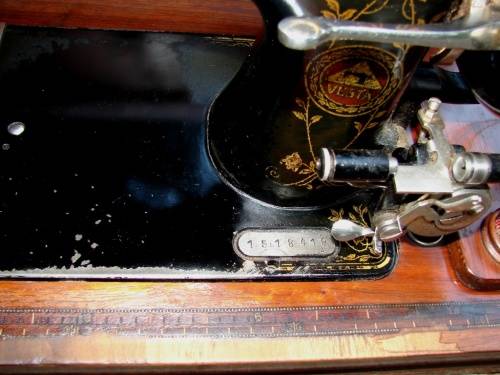 Vintage 1930's Vesta hand crank sewing machine -serial no 1518419-good condition in working order