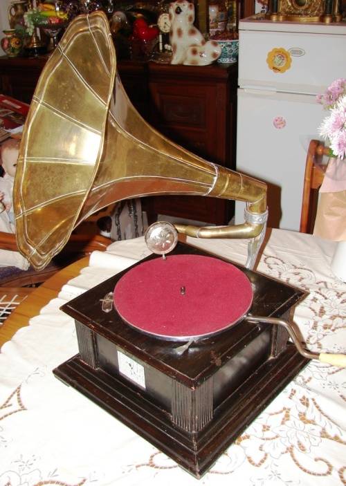 Vintage ebonised wind-up Horn Gramophone-motor by The Gramophone Co-Hayes Middlesex-in working order