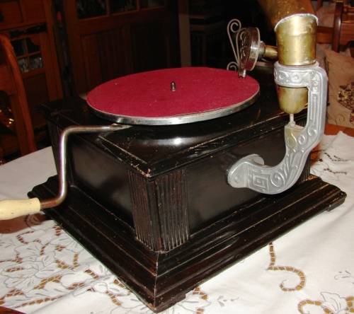Vintage ebonised wind-up Horn Gramophone-motor by The Gramophone Co-Hayes Middlesex-in working order