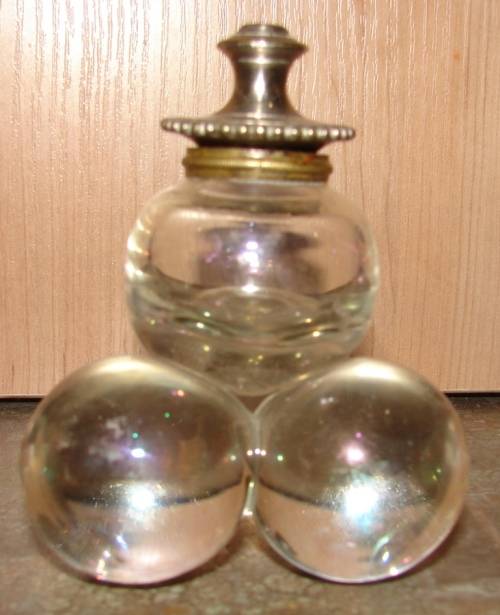 Interesting vintage glass inkwell with lid - Height 9 cm and BD 7 cm