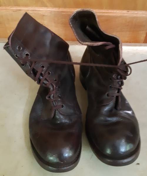 Old SADF leather Waythread boots in good condition-looks like size 10-sole measure 33.5 cm x 11.5 cm