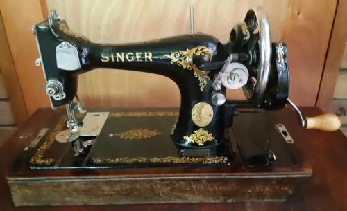 Antique 1947 Singer hand crank sewing machine -serial no EE 304621-in working order