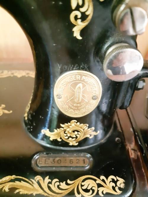 Antique 1947 Singer hand crank sewing machine -serial no EE 304621-in working order