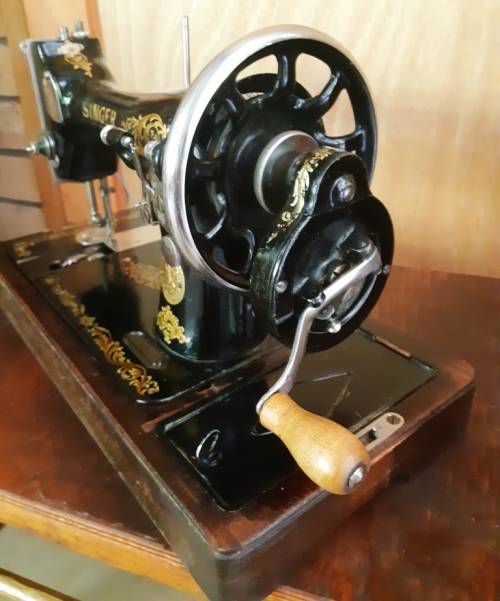 Antique 1947 Singer hand crank sewing machine -serial no EE 304621-in working order