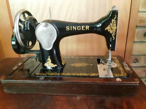 Antique 1947 Singer hand crank sewing machine -serial no EE 304621-in working order