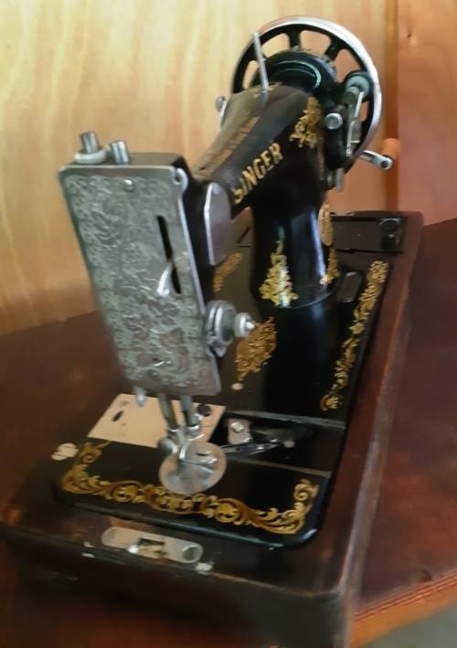 Antique 1947 Singer hand crank sewing machine -serial no EE 304621-in working order