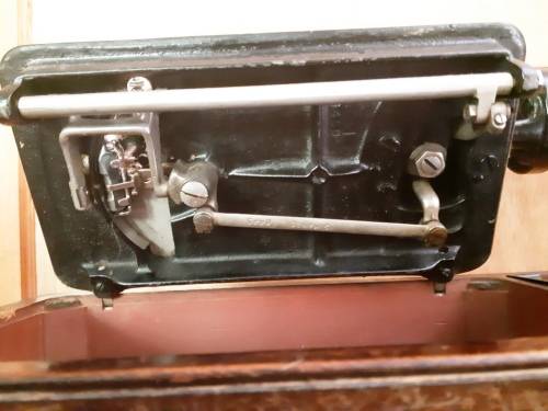 Antique 1947 Singer hand crank sewing machine -serial no EE 304621-in working order