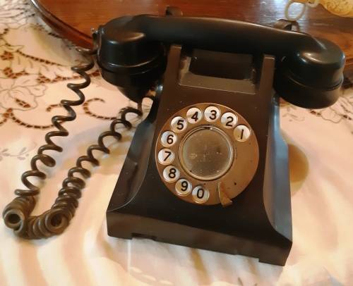 Vintage Black Bakelite telephone in good condition