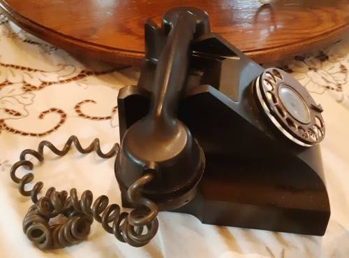 Vintage Black Bakelite telephone in good condition