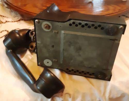 Vintage Black Bakelite telephone in good condition