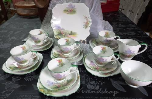 Beautiful  21 piece vintage Bell China -Made in England "Meadowside" Tea Set