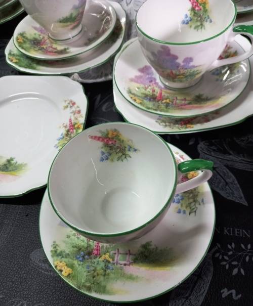 Beautiful  21 piece vintage Bell China -Made in England "Meadowside" Tea Set