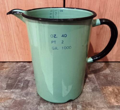 Vintage 40 oz, 2 Pints 1000 g Green Enamel measuring cup with black trimmings-good condition-