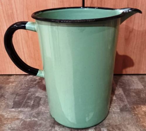 Vintage 40 oz, 2 Pints 1000 g Green Enamel measuring cup with black trimmings-good condition-