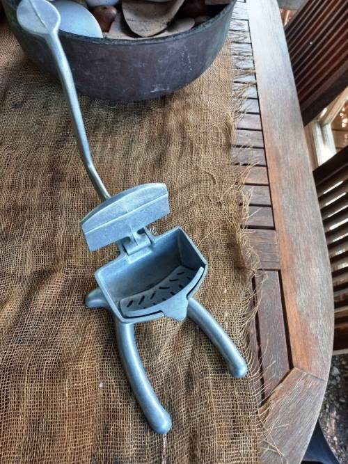 Vintage Fruit Juicer hand press- good working condition 24 cm x 23 cm x 16 cm