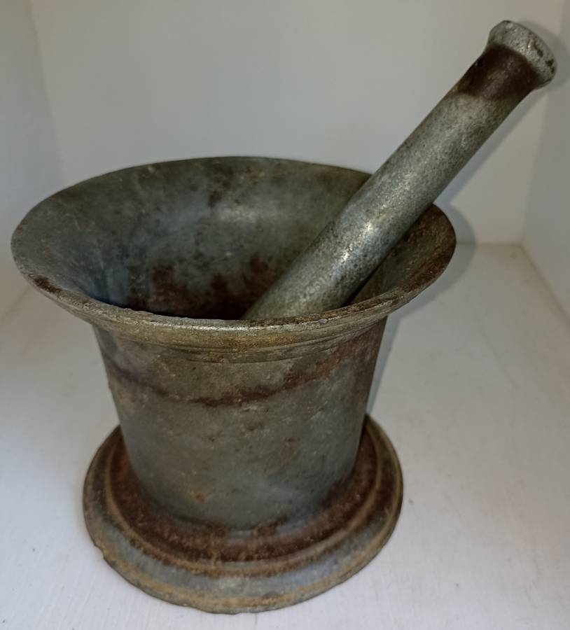 Vintage heavy good quality cast iron mortar and Pestle-Mortar H 13 cm, Top dia 21 cm, Pestle L 21 cm
