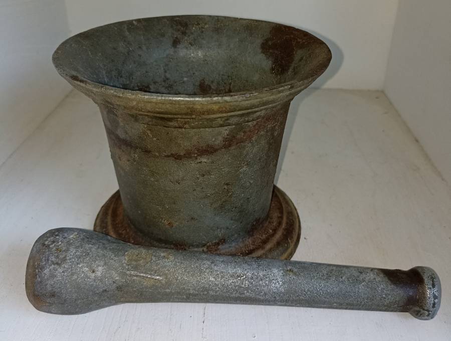 Vintage heavy good quality cast iron mortar and Pestle-Mortar H 13 cm, Top dia 21 cm, Pestle L 21 cm