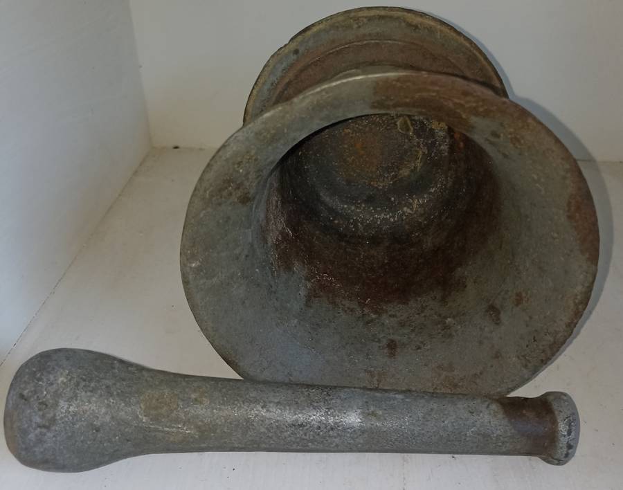 Vintage heavy good quality cast iron mortar and Pestle-Mortar H 13 cm, Top dia 21 cm, Pestle L 21 cm