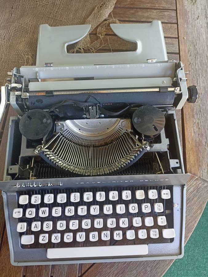 Vintage Remmington Travel-Riter De Lux Typewriter from the 60`s - complete working