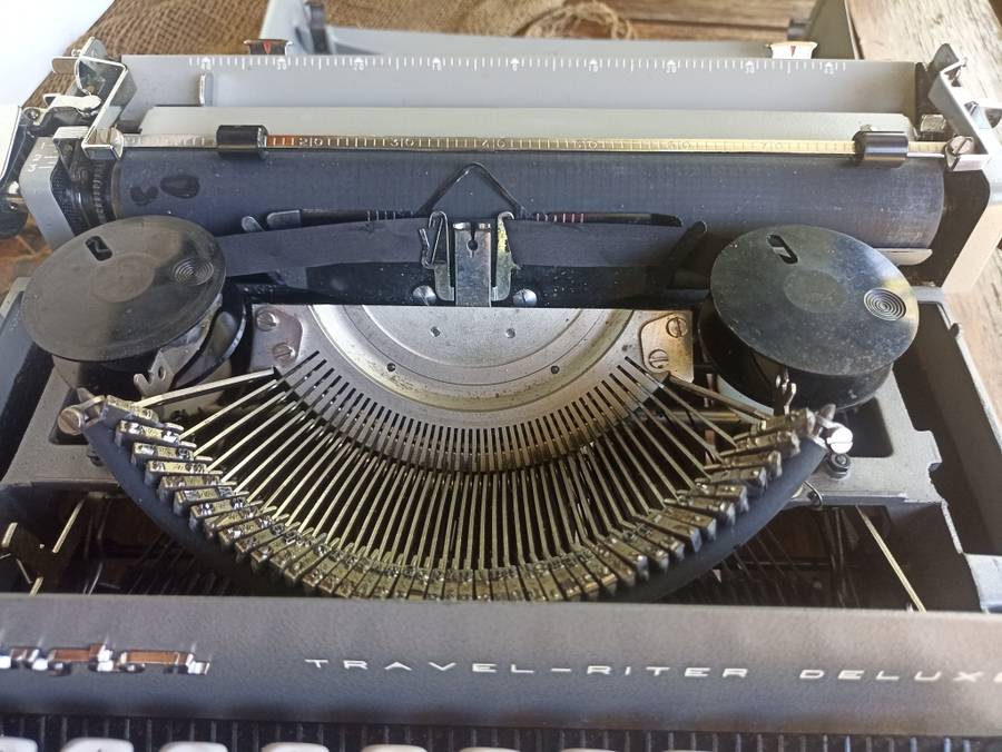 Vintage Remmington Travel-Riter De Lux Typewriter from the 60`s - complete working