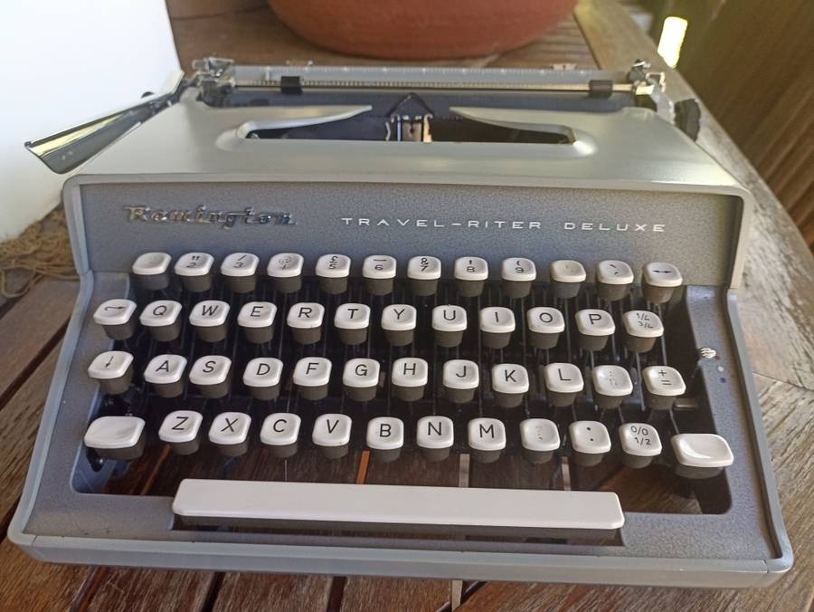 Vintage Remmington Travel-Riter De Lux Typewriter from the 60`s - complete working