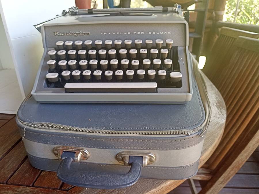 Vintage Remmington Travel-Riter De Lux Typewriter from the 60`s - complete working