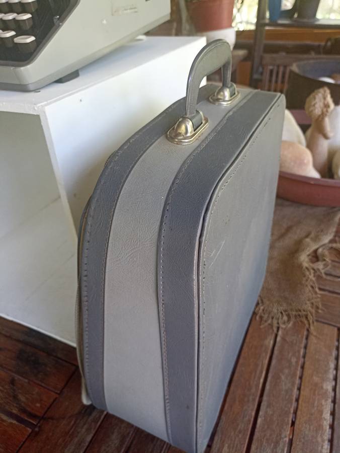 Vintage Remmington Travel-Riter De Lux Typewriter from the 60`s - complete working