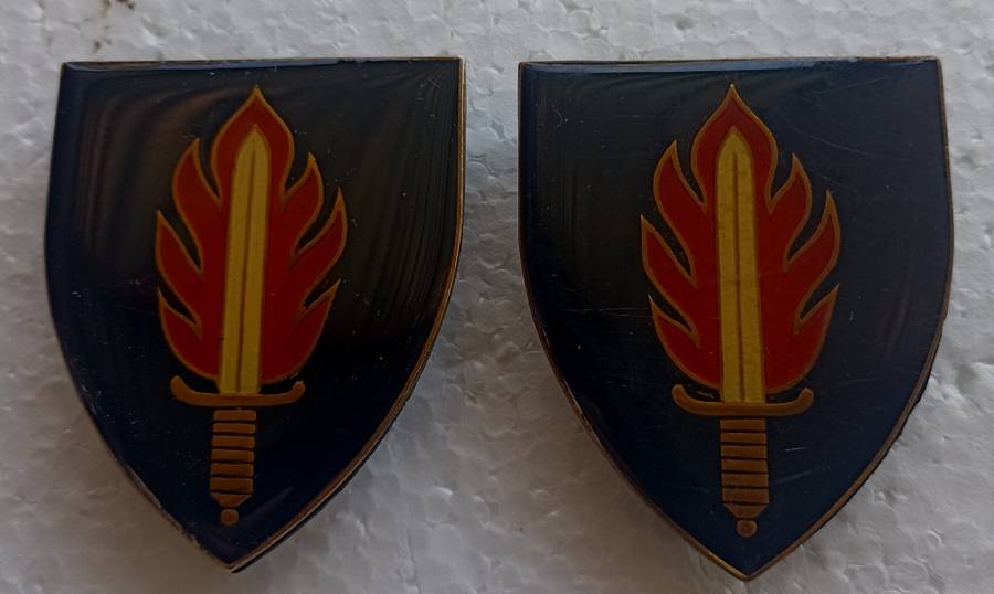 Pair of SADF 11 Commando/Intelligence School Shoulder metal Flashes with pins in good condition