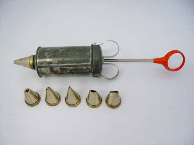 VERY OLD COLLECTABLE  ICING SET. READ DESCRIPTION