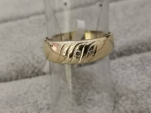 Detailed Gold Ring With Diamonds