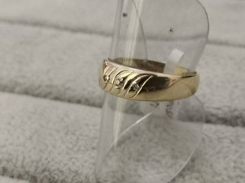Detailed Gold Ring With Diamonds