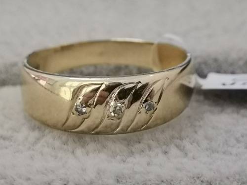 Detailed Gold Ring With Diamonds