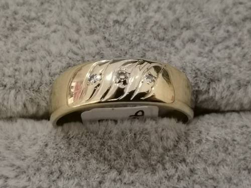 Detailed Gold Ring With Diamonds