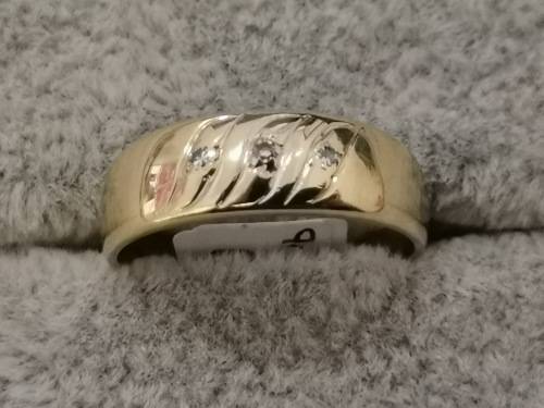 Detailed Gold Ring With Diamonds