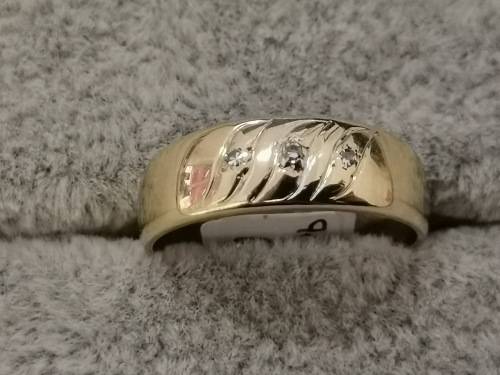 Detailed Gold Ring With Diamonds